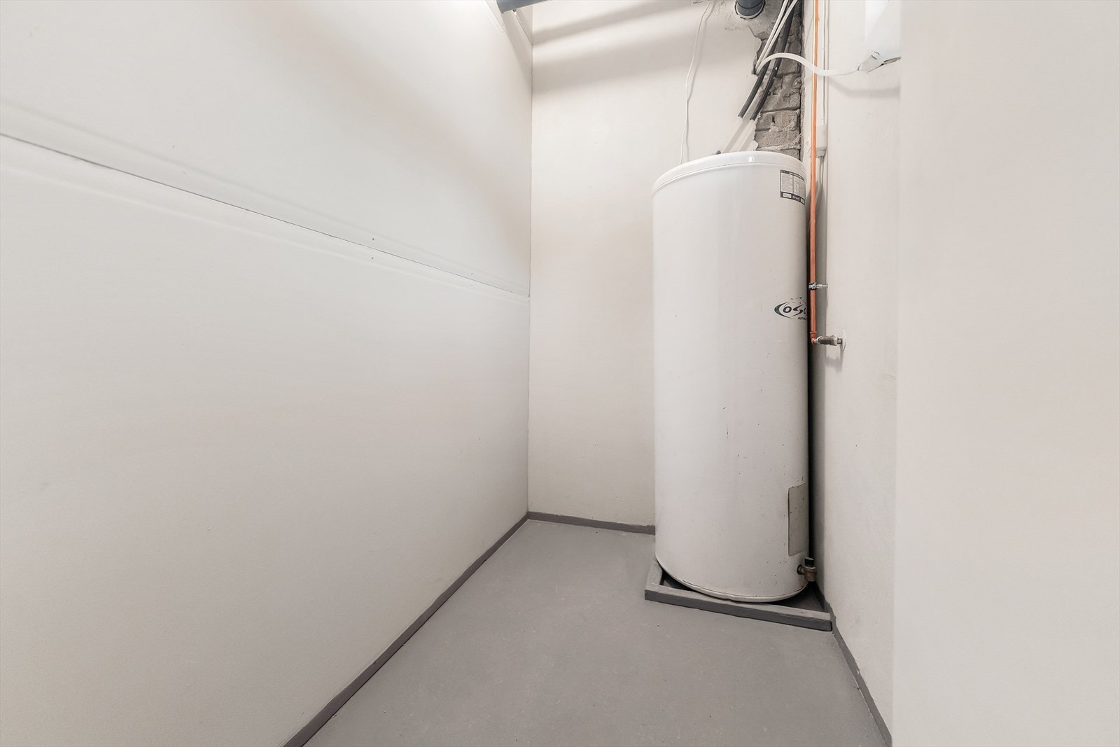 Bod med varmtvannsbereder og oppbevaringsplass. Galleribilde