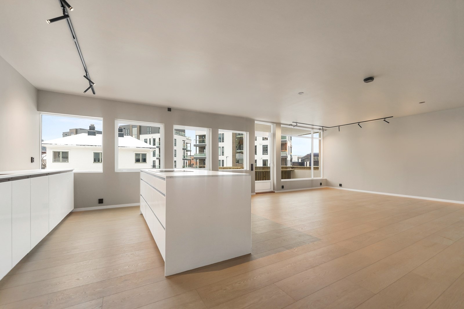 Lys og moderne leilighet med åpen planløsning og store vinduer som slipper inn rikelig med naturlig lys. Galleribilde