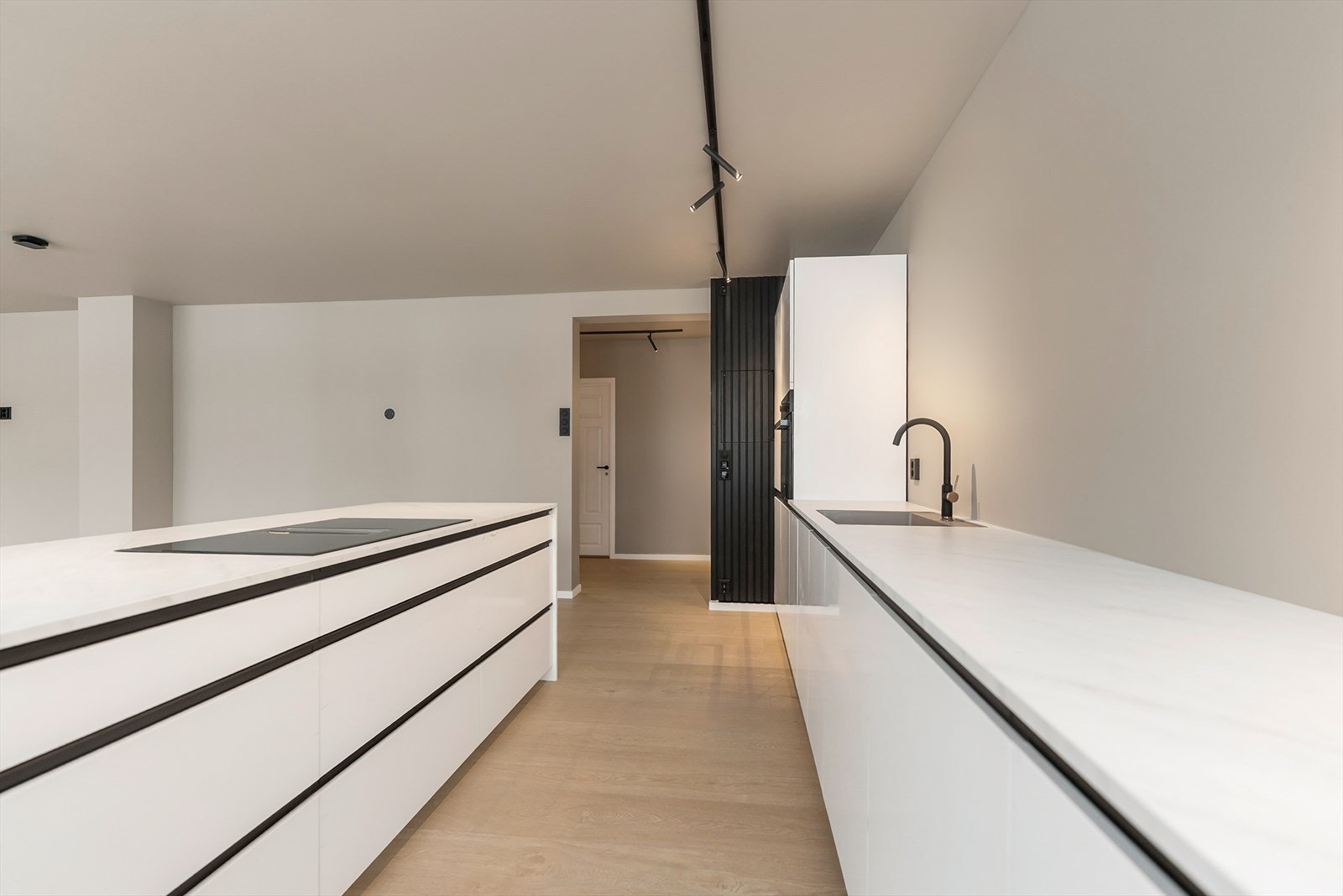 Kjøkkenet er det integrerte hvitevarer i forma av kjøl/fryseskap, oppvaskmaskin, induksjonstopp på kokeøy, stekeovn i høyskap, vannstoppsystem og komfyrvakt. Galleribilde