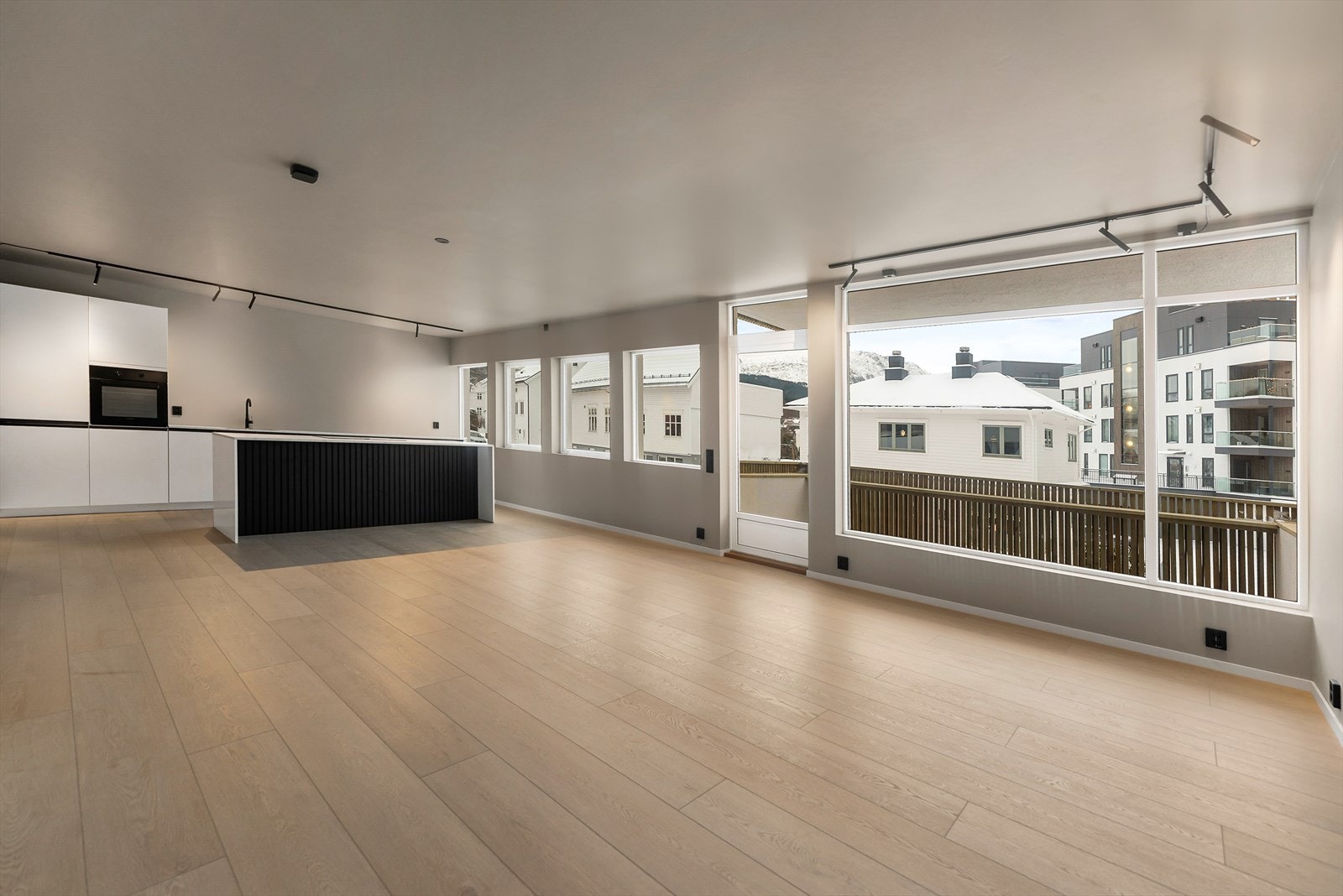 Moderne design med åpen kjøkkenløsning. Perfekt for sosialt samvær. Galleribilde