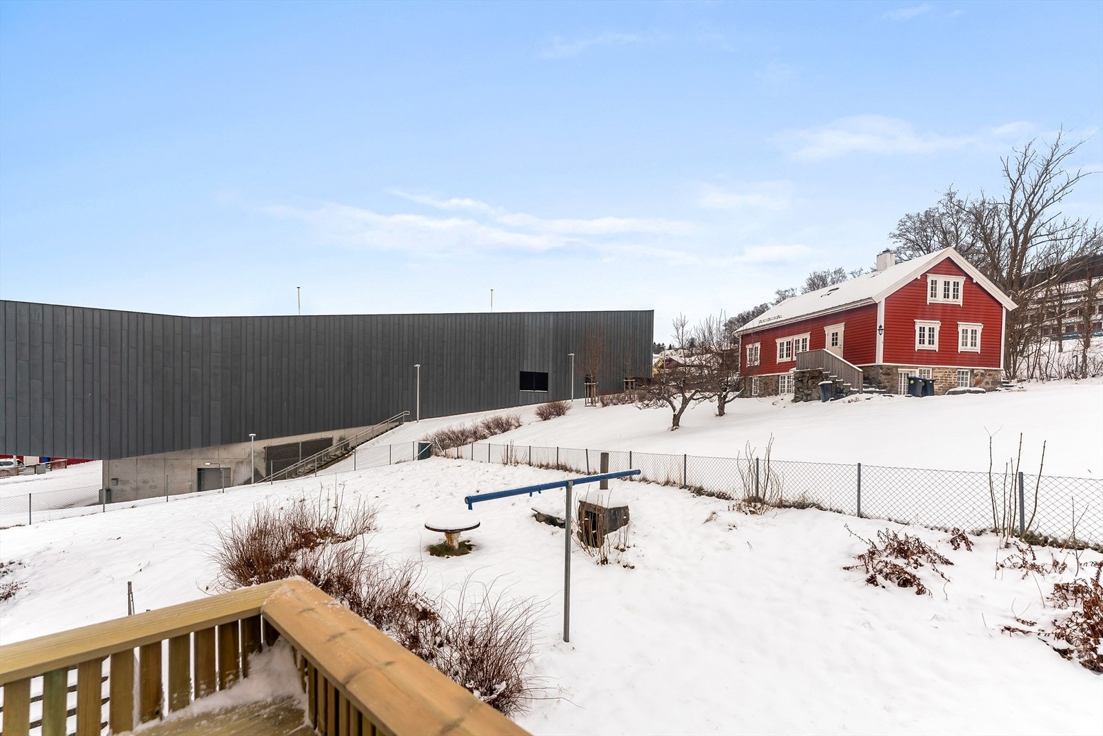 Veranda på baksida av bygget Galleribilde