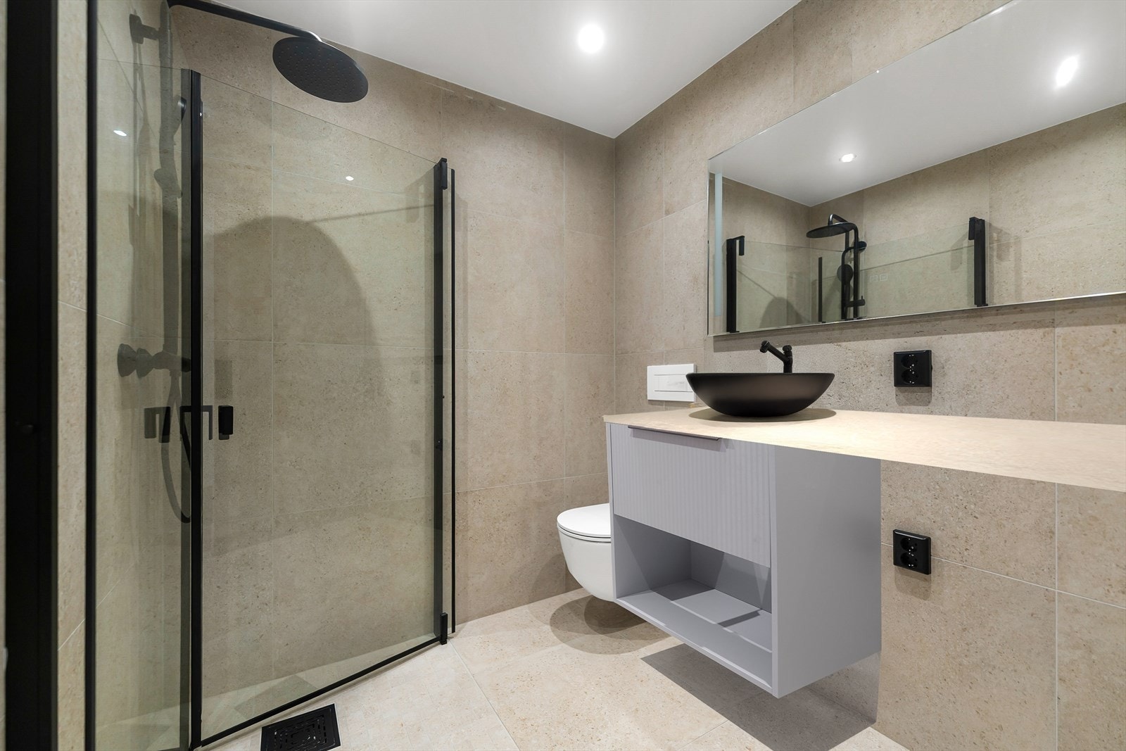 Baderom nr. 2: Elegant og moderne med dusjhjørne, vegghengt toalett og vegghengt innredning med heldekkende servant. Galleribilde