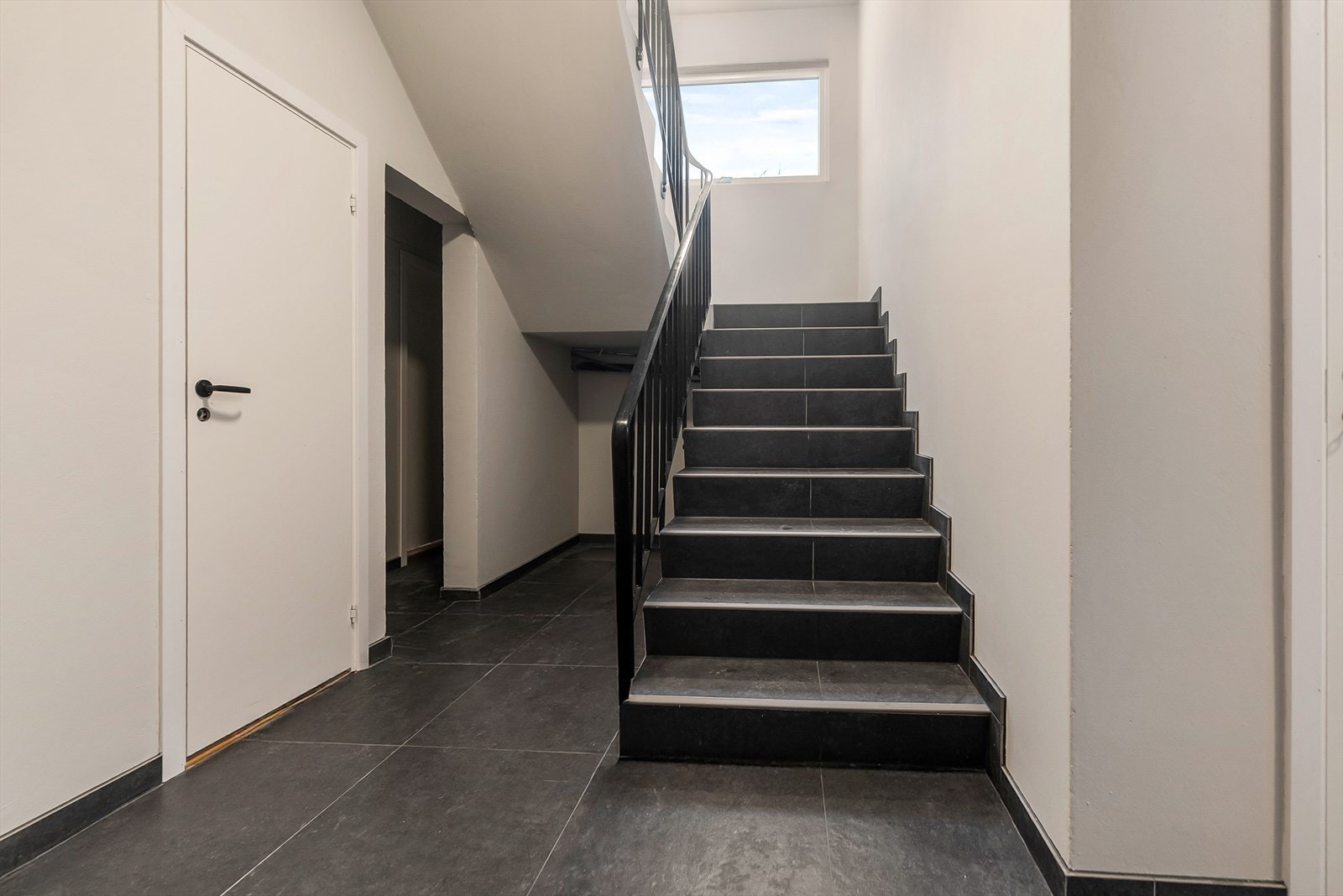 Trappeoppgang med sportsboder mot venstre Galleribilde