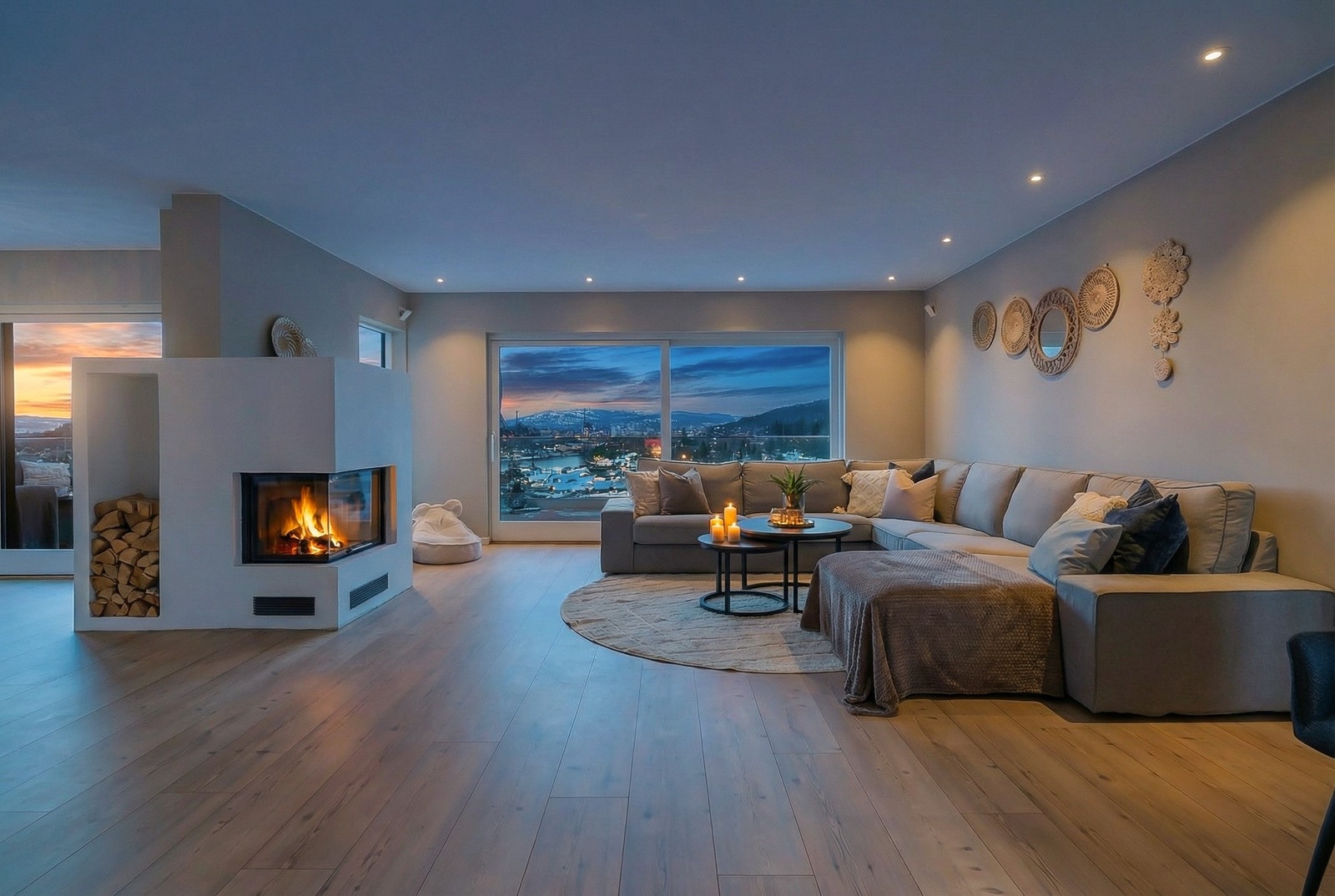 Boligen holder gjennomgående moderne standard i hovedetasjen etter omfattende oppgraderinger de senere år, herunder nytt tak, bad, kjøkken, innvendig trapp, terrasse og overflater. Galleribilde