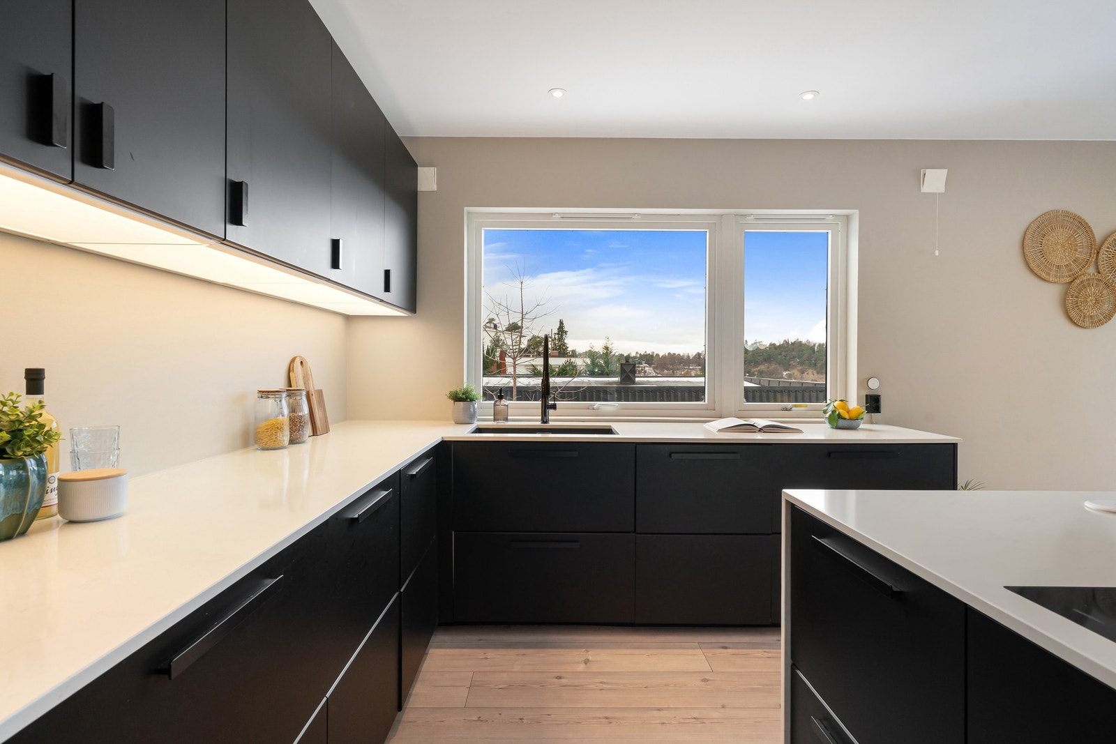 Det er integrerte hvitevarer, vinskap og ventilator integrert i koketopp. Deler av hvitevarene er fra eksklusive Gaggenau. Galleribilde