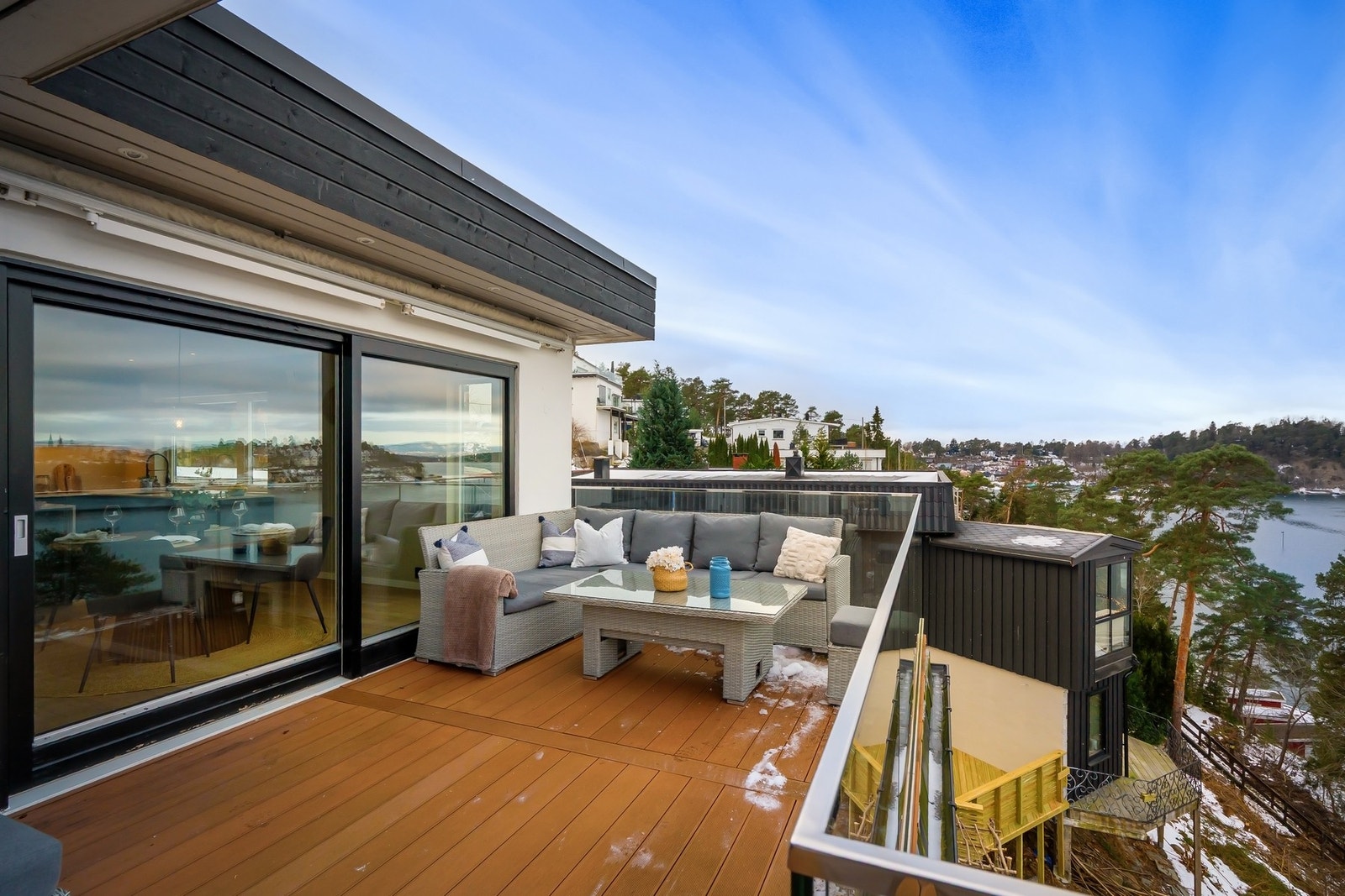 Her er det godt med ettermiddags- og kveldssol, samt godt med møbleringsmuligheter. Galleribilde