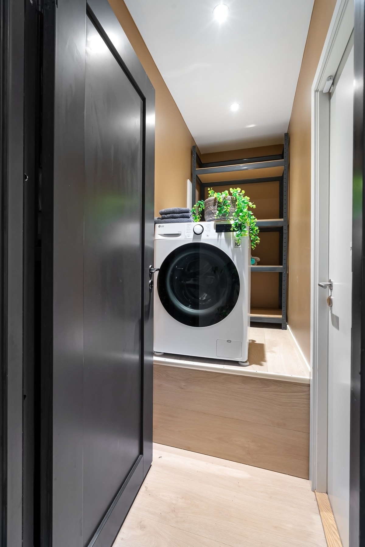 Vaskerom/teknisk rom tilliggende entreen. Her er det også adkomst videre til innvendig trapp som leder til hybelen. Galleribilde