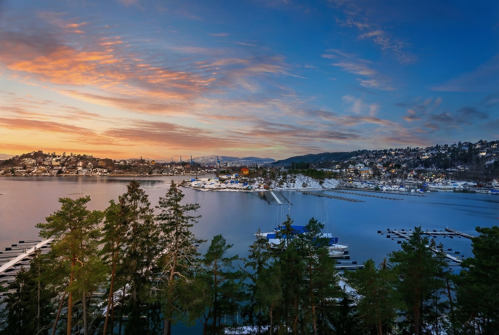 Fiskekroken 12D er en sjeldent attraktiv halvpart av tomannsbolig med spektakulær vestvendt fjordutsikt. Galleribilde