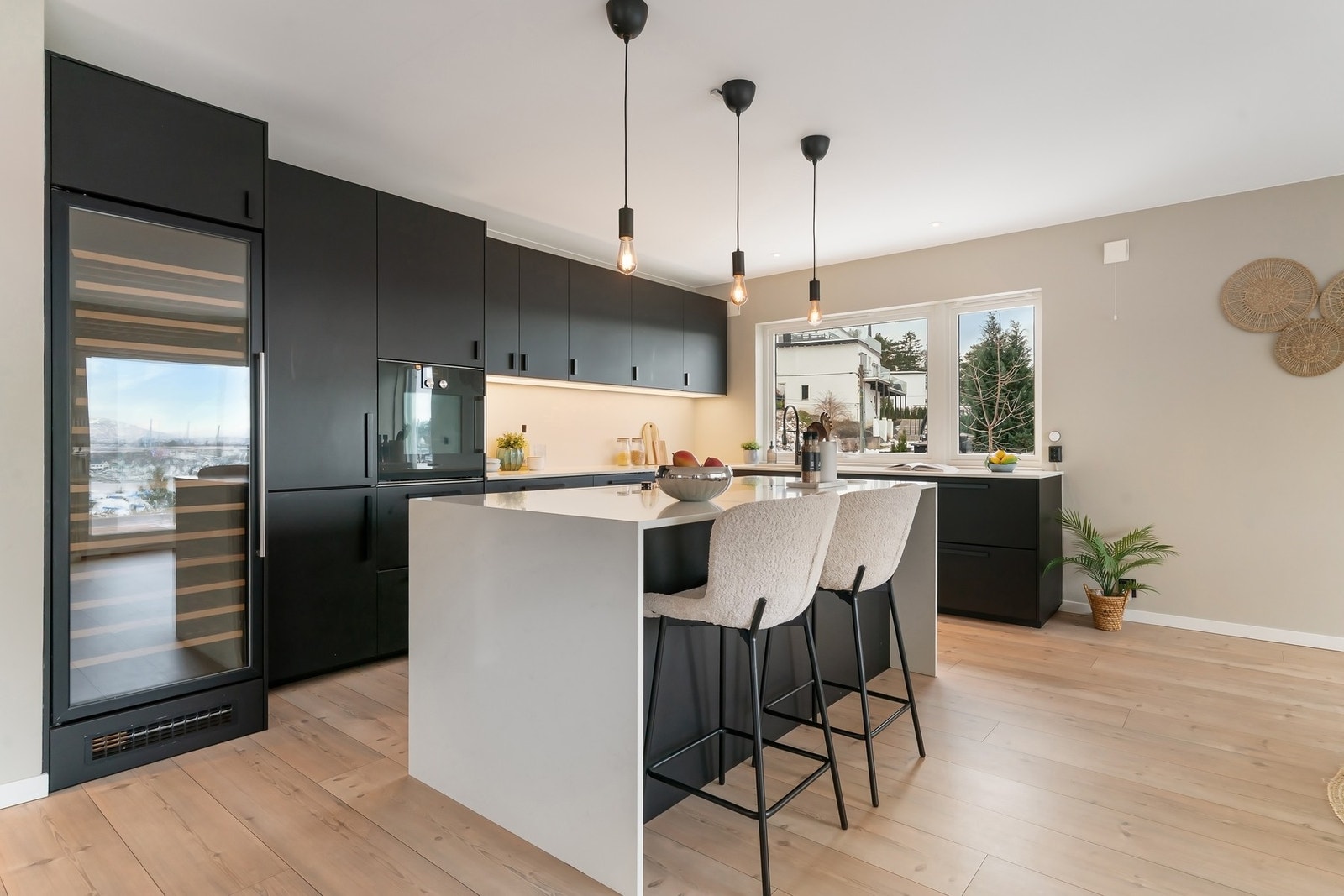 Kjøkkenet ble modernisert i 2018 med eksklusive, sorte fronter, kompositt benkeplate og underlimt kum. Kjøkkenet har en stor øy med plass for barstoler mot spisestuen som avgrenser området. Galleribilde