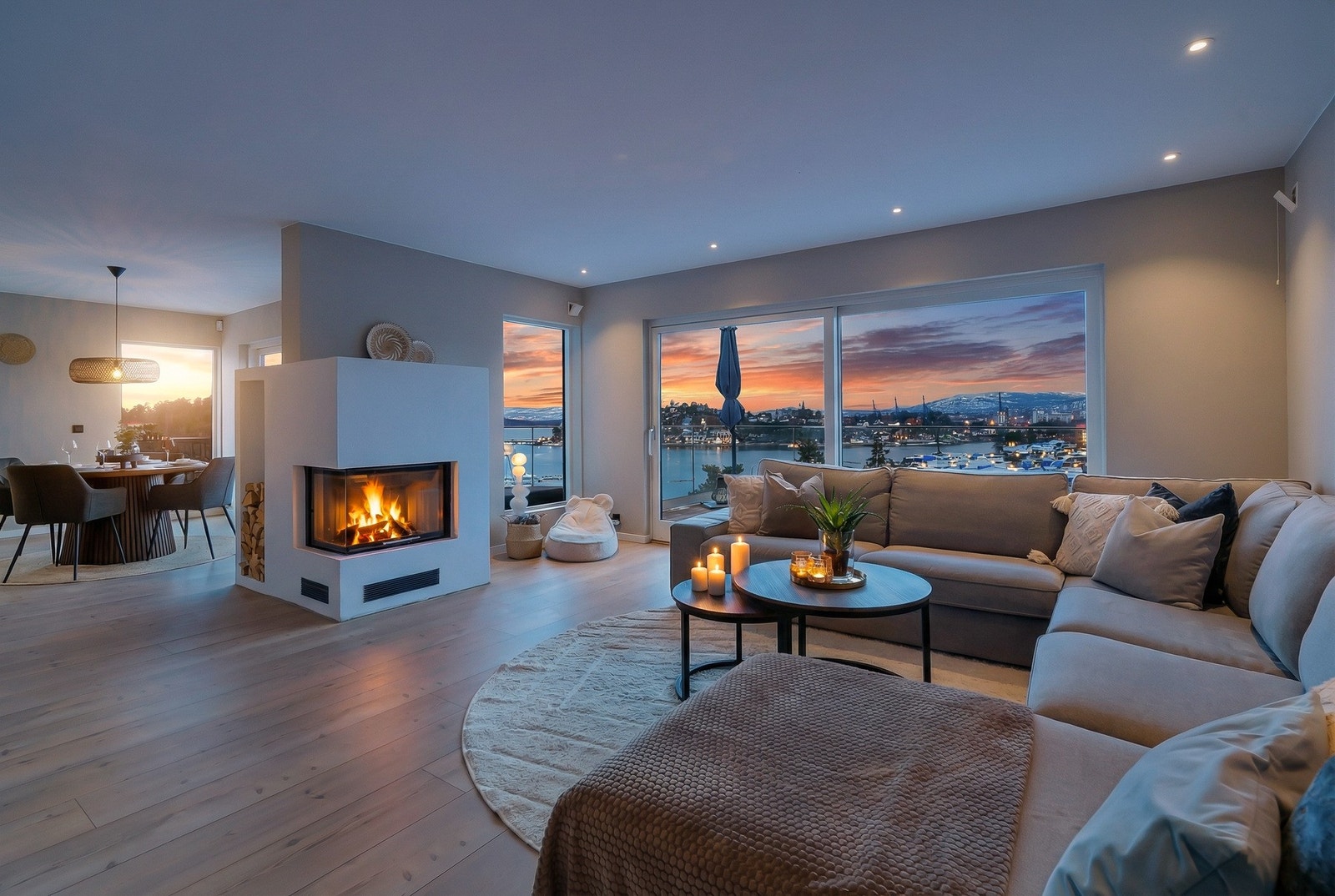 Det er rikelig med plass for flere møbleringssoner, og ikke minst langbord for større anledninger. Galleribilde