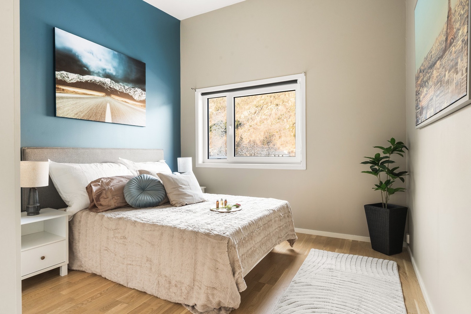 Hovedsoverommet på 11,7 kvm har god plass til garderobeskap og dobbeltseng med nattbord på hver side. Galleribilde