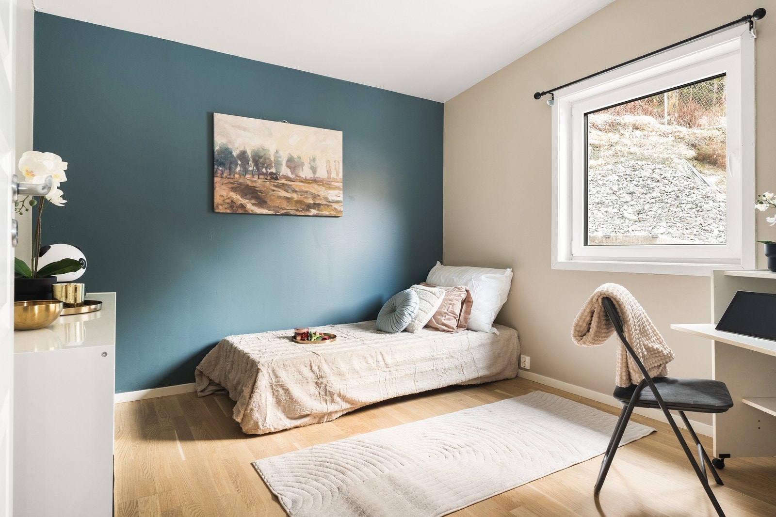 Det andre soverommet måler 9,6 kvm og egner seg godt som barnerom eller gjesterom. Galleribilde