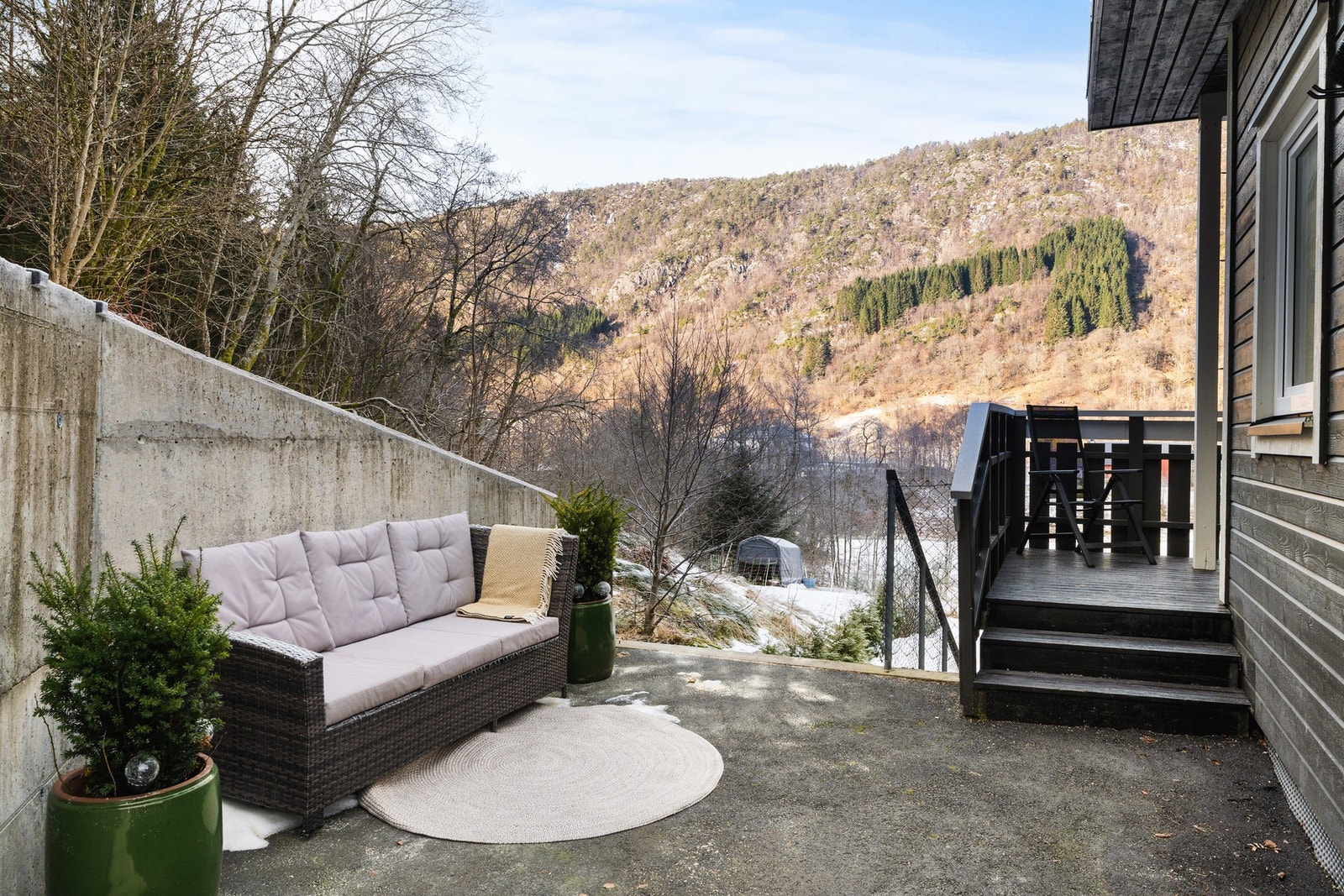 Hyggelig uteplass ved enden av balkongen. Galleribilde