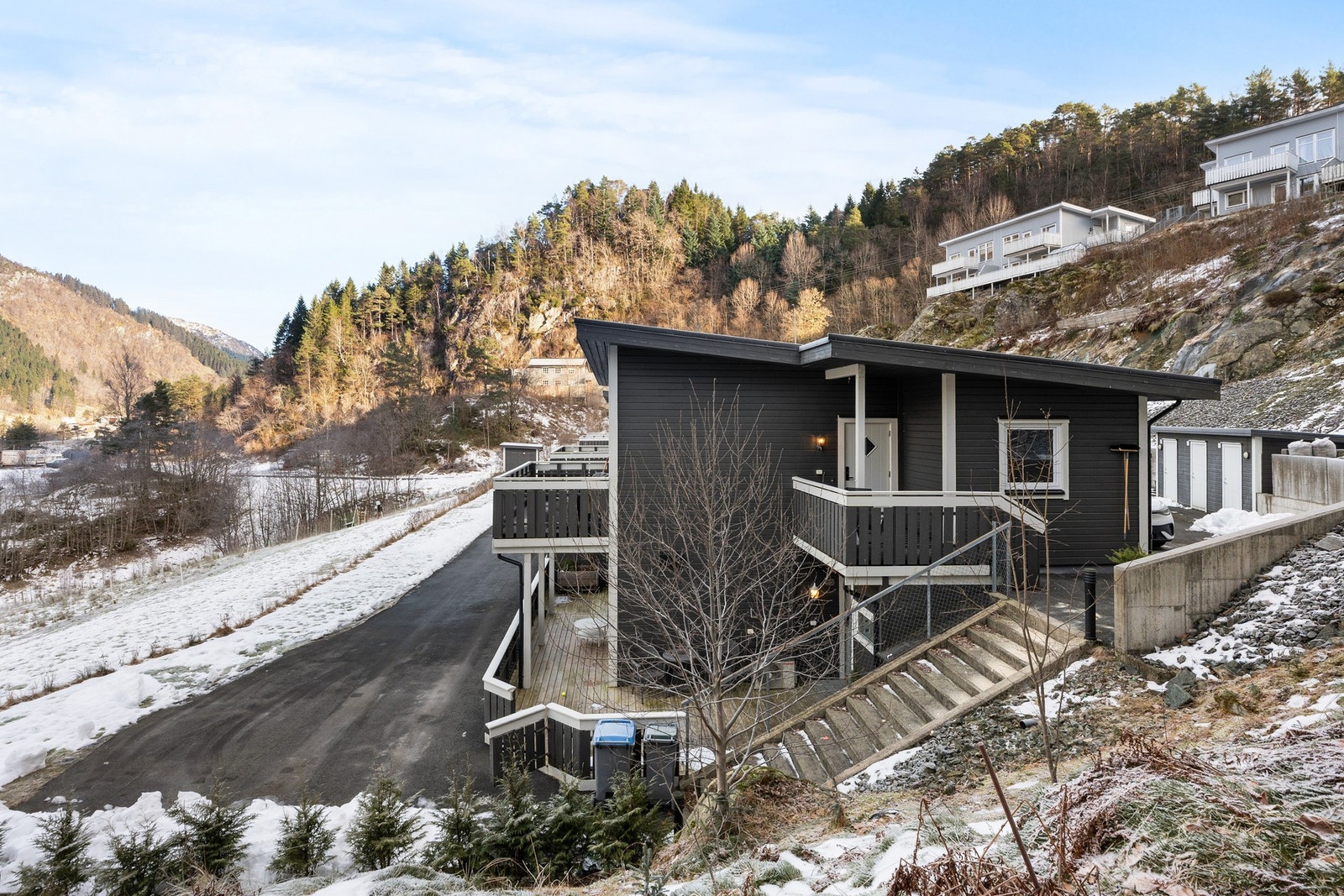 Leiligheten ligger fint til i 2. etasje i et bygg fra 2014. Galleribilde