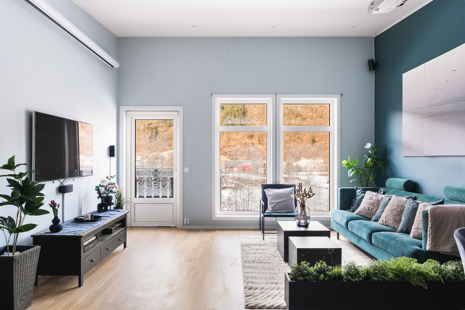 Stuen måler 25,3 kvm og har en imponerende takhøyde med store vindusflater som slipper inn mye naturlig lys. Galleribilde