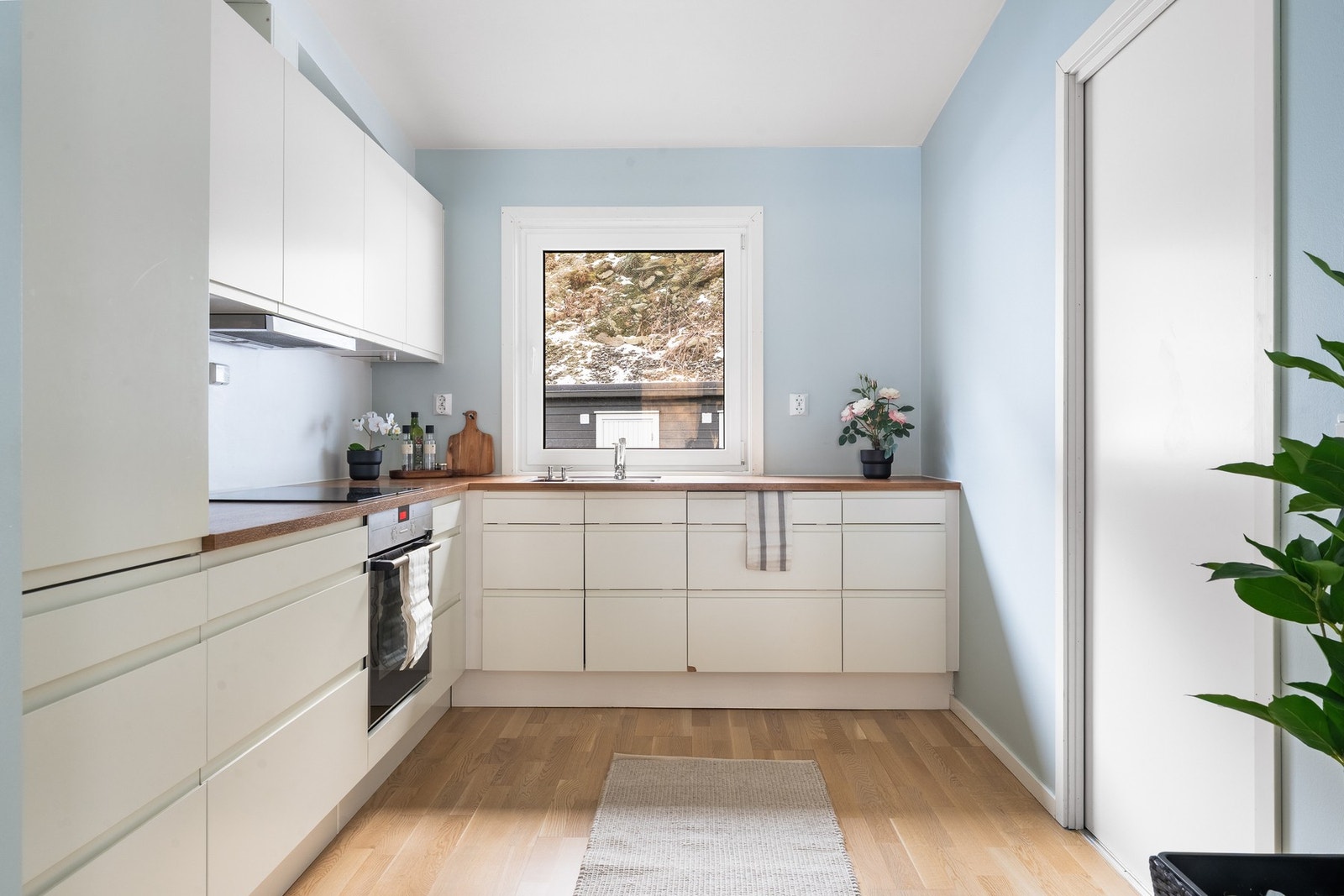 Kjøkkenet fra HTH har godt med skap- og benkeplass. Galleribilde