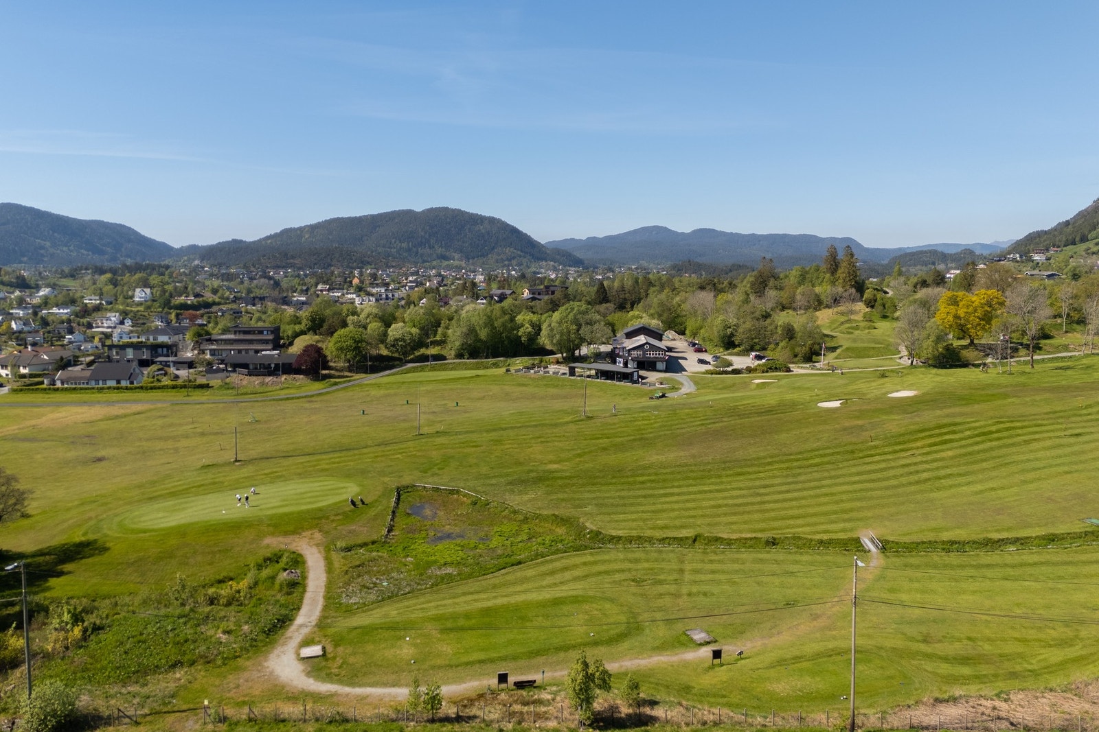 Bjørnafjorden golfklubb har en ni hulls golfbane med idyllisk beliggenhet rett utenfor Os Sentrum. Galleribilde
