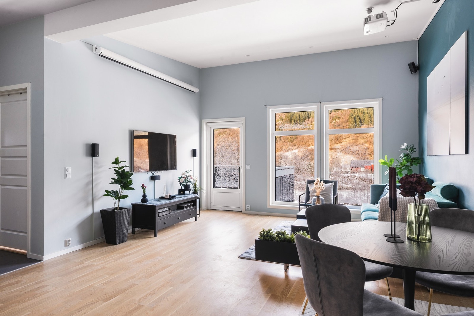 Fra entréen ledes du videre inn til boligens naturlige samlingspunkt. Galleribilde