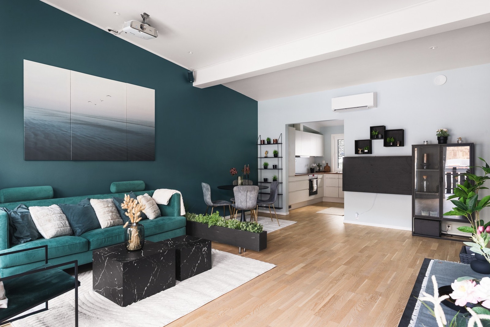 Her er det rom for både sofagruppe, TV-løsning og annet ønsket møblement. Galleribilde