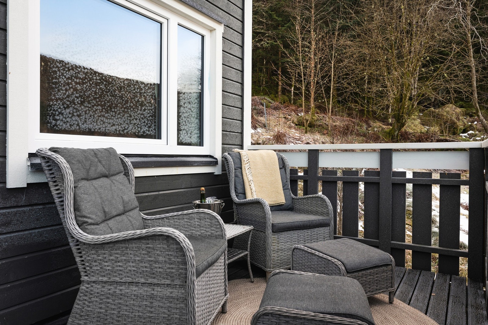 Nyt balkongen på varme dager. Galleribilde