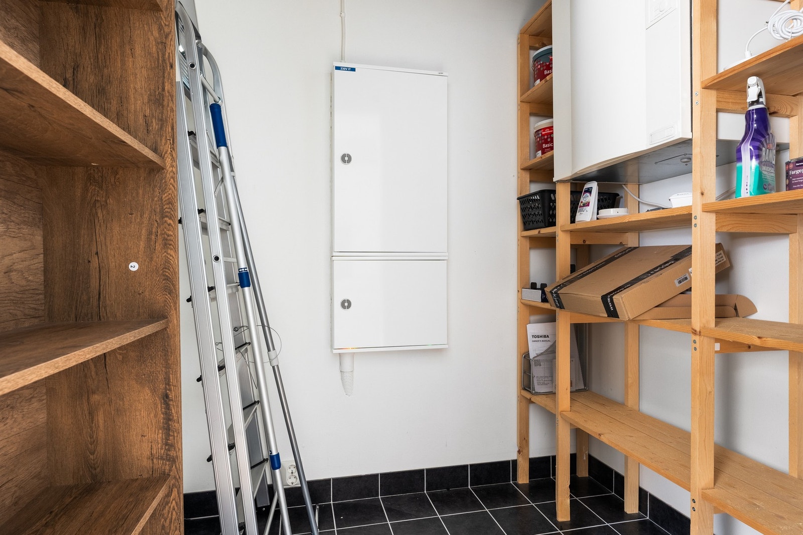 Innvendig bod ved kjøkkenet på 4 kvm med fordelerskap og sikringsskap. Galleribilde