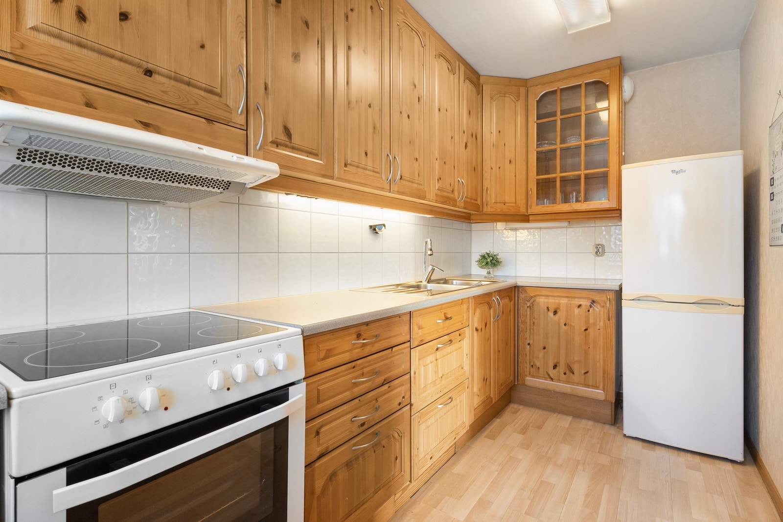 Kjøkkeninnredning i furu. Komfyr og kjøleskap medfølger. Galleribilde