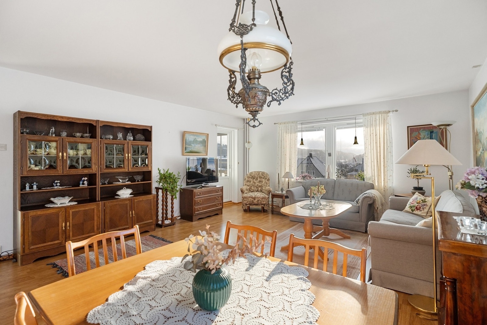 Lys og stor stue med mange vinduer som gir godt med dagslys. Galleribilde