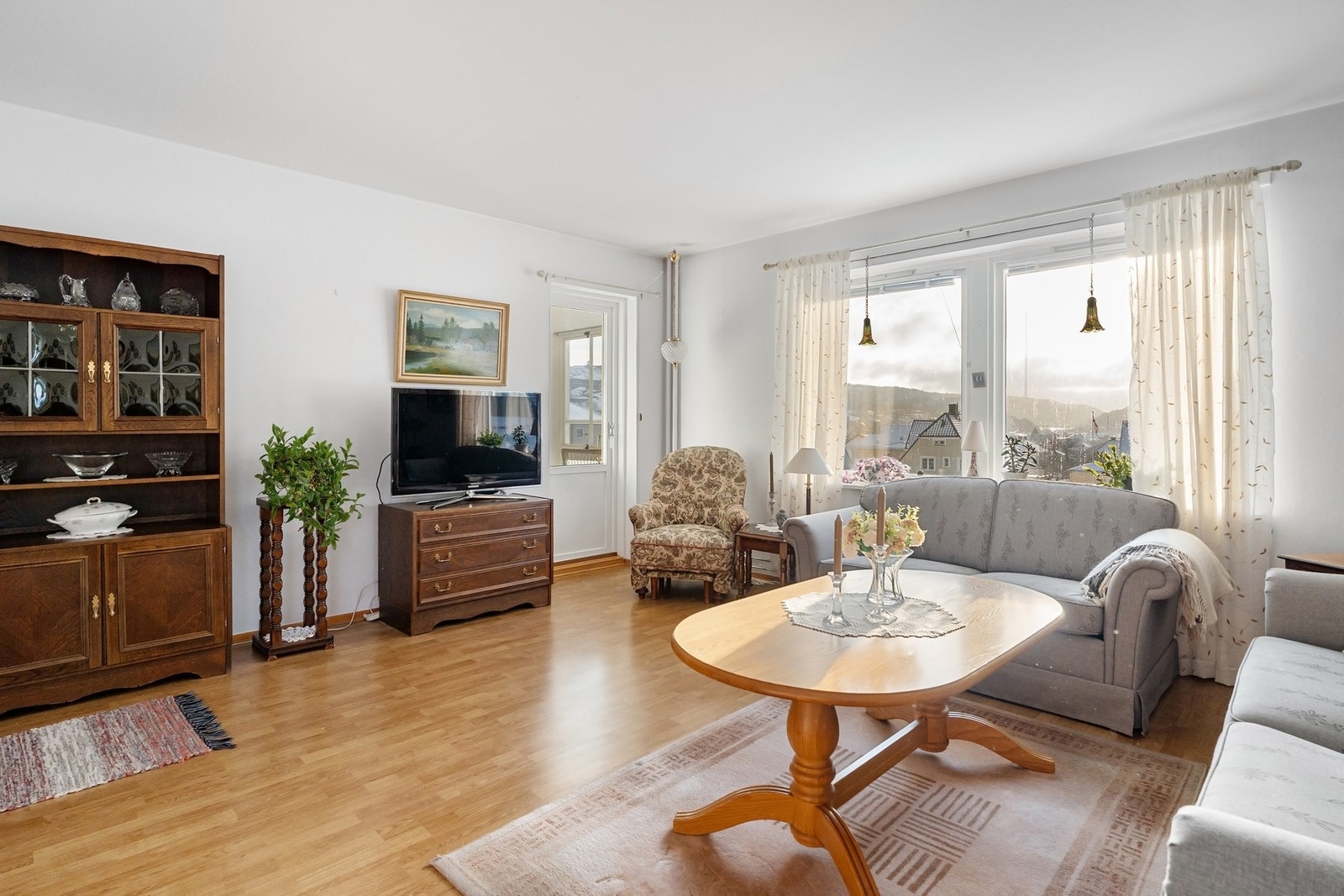 Lys og stor stue med mange vinduer som gir godt med dagslys. Galleribilde