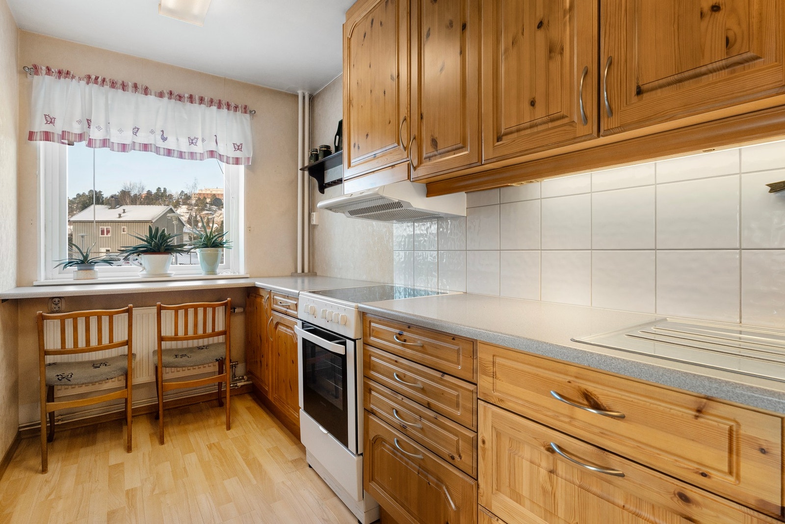 Kjøkkeninnredning i furu. Komfyr og kjøleskap medfølger. Galleribilde