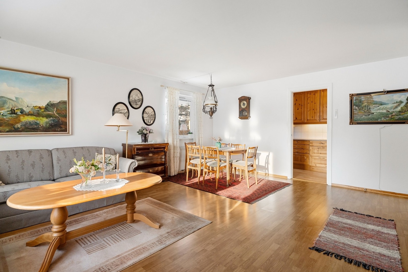 Lys og stor stue med mange vinduer som gir godt med dagslys. Galleribilde