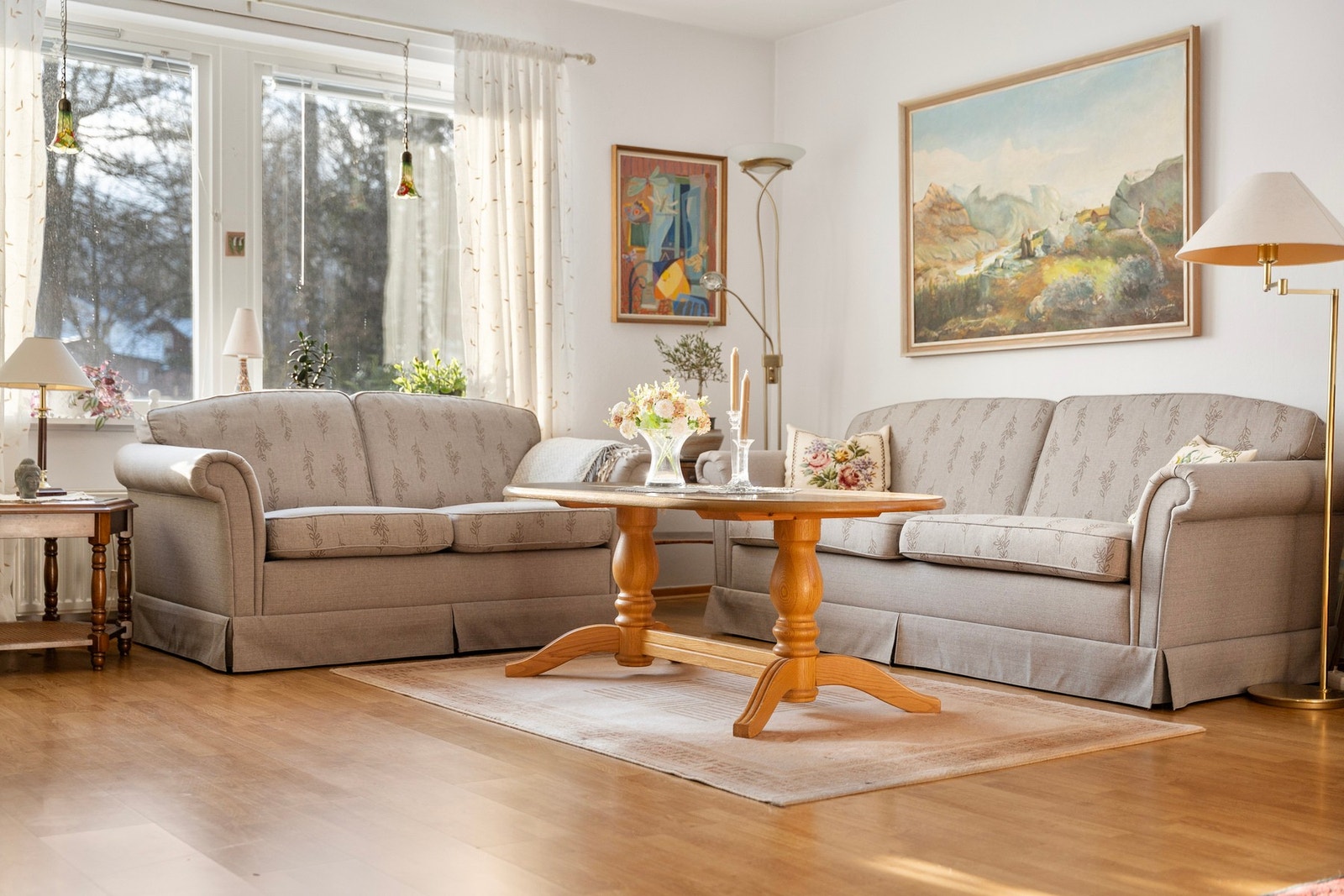 Lys og stor stue med mange vinduer som gir godt med dagslys. Galleribilde