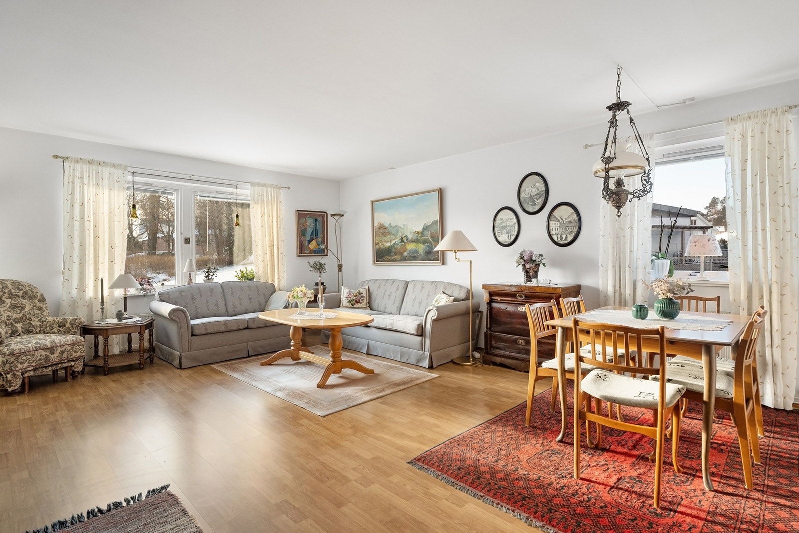 Lys og stor stue med mange vinduer som gir godt med dagslys. Galleribilde