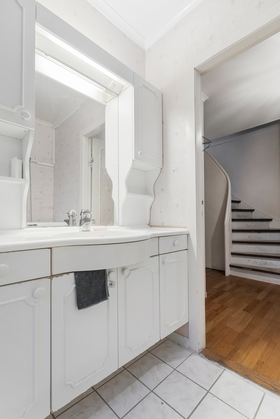 Hvit innredning og fliser på gulv Galleribilde