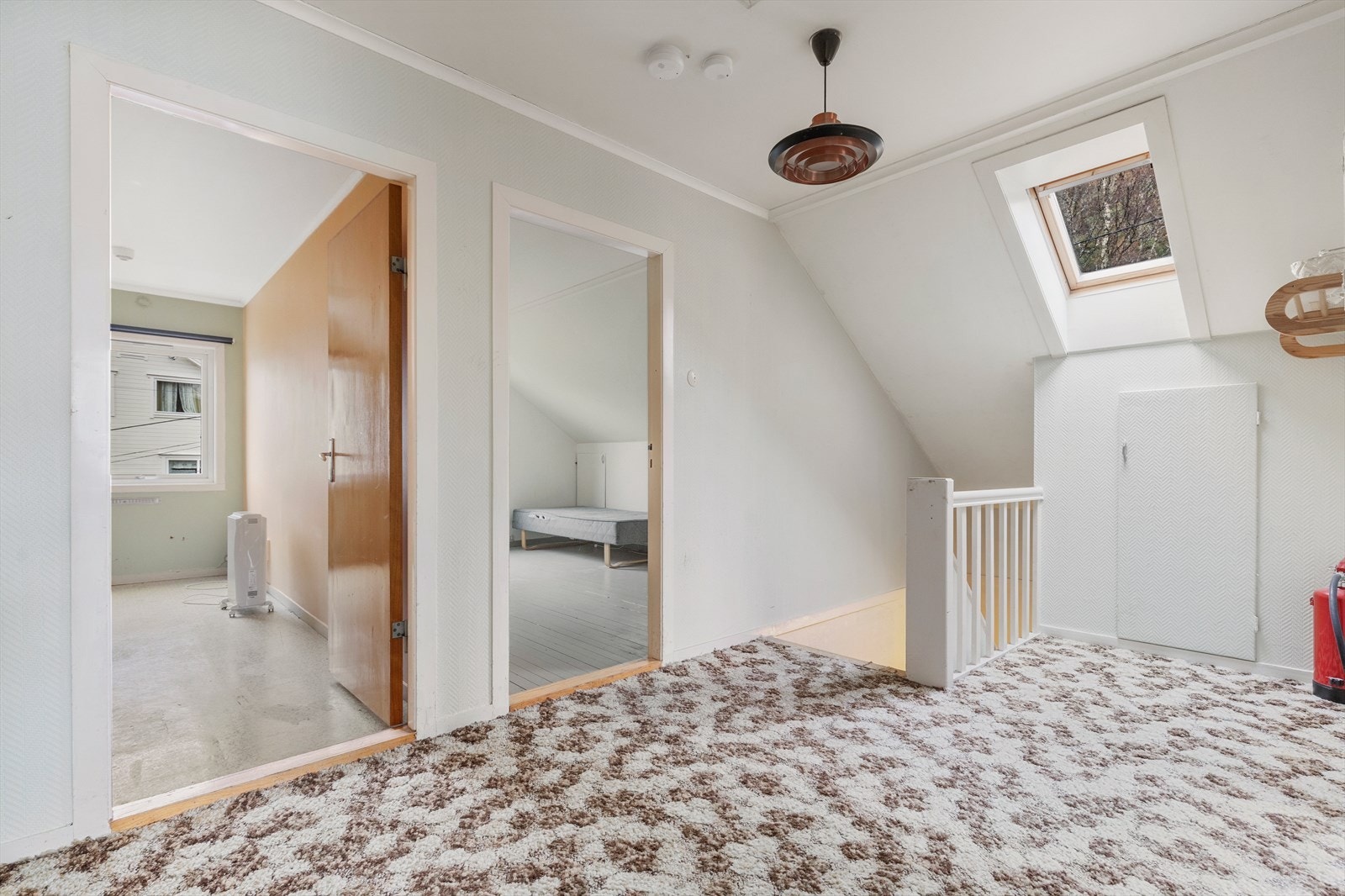 I denne etasjen er det mye lagringsplass i kott og raftekott Galleribilde