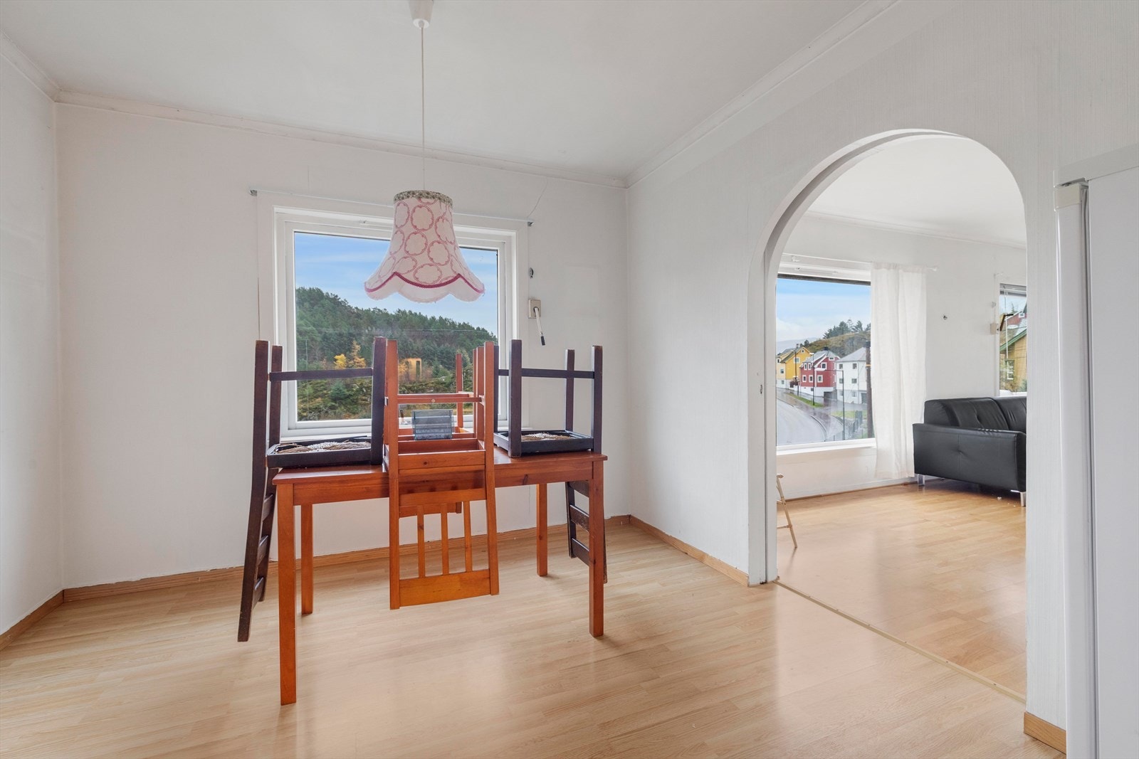 Spisestue mellom stue og kjøkken Galleribilde