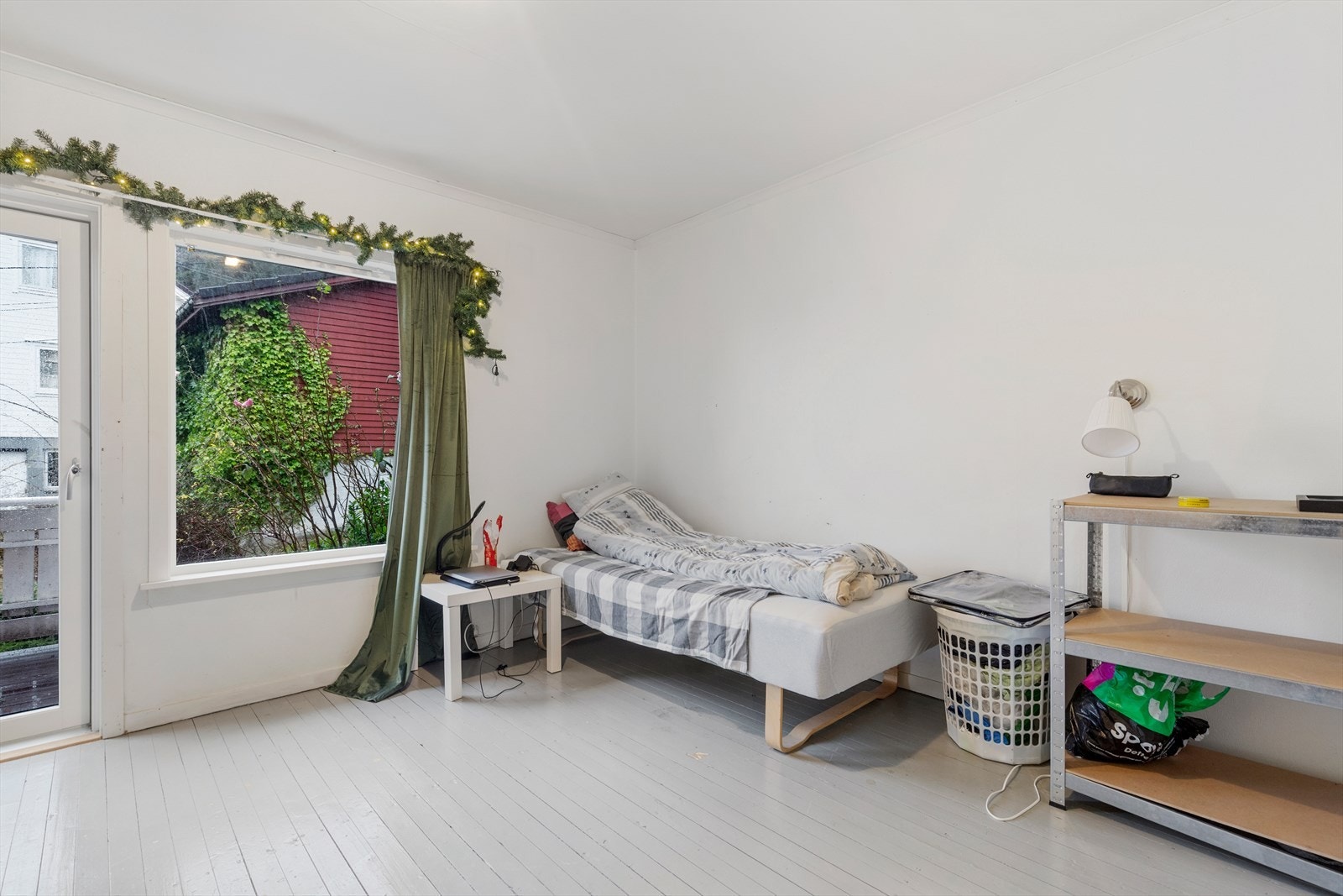 Soverom i hovedetasjen med tilkomst til altan Galleribilde