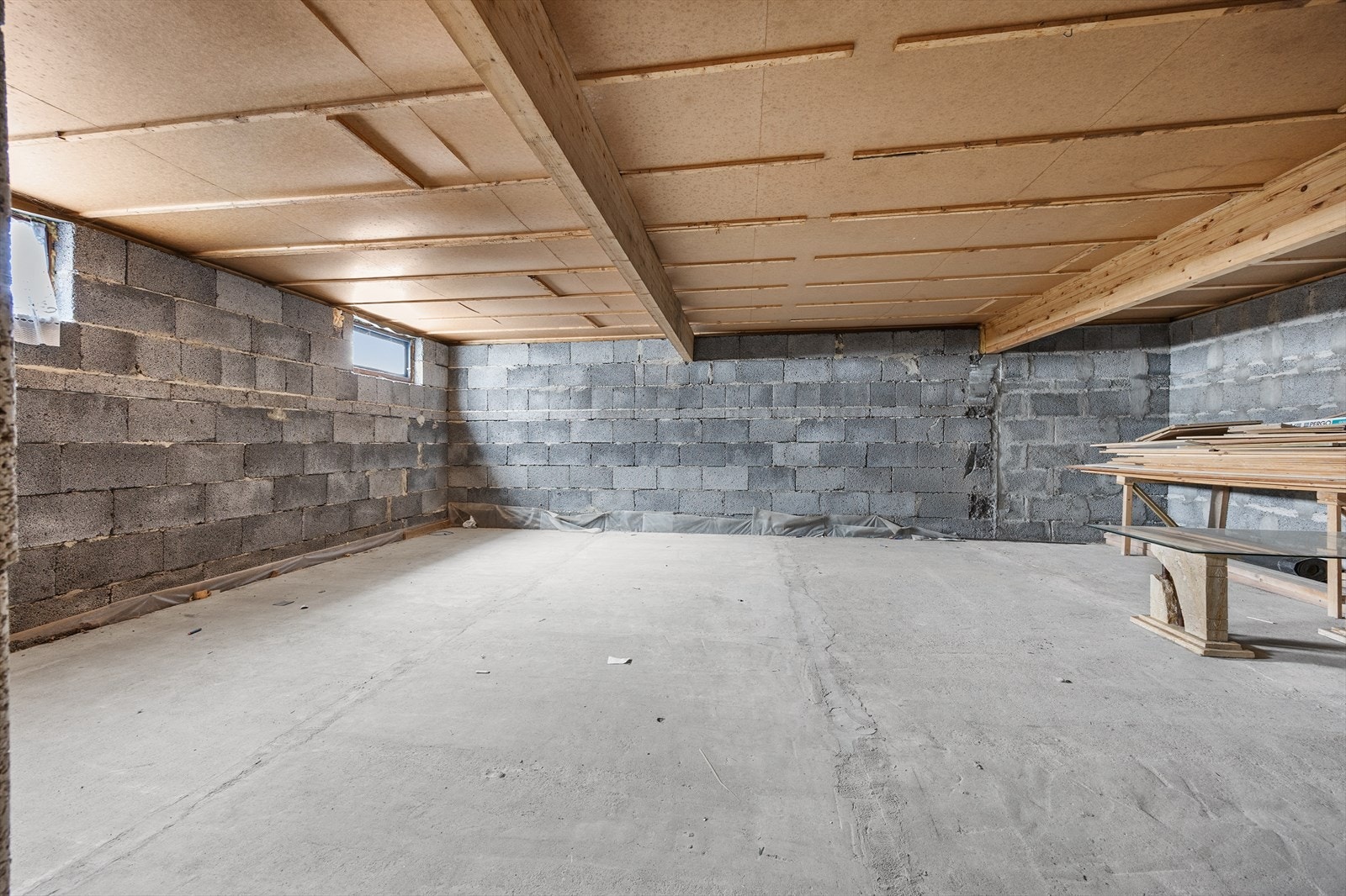 Et stort, uinnredet rom i kjelleren. Galleribilde