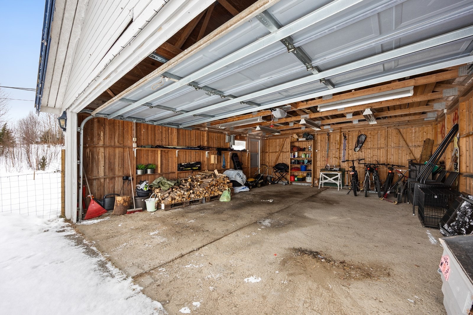 Romslig dobbelgarasje med leddport. Galleribilde