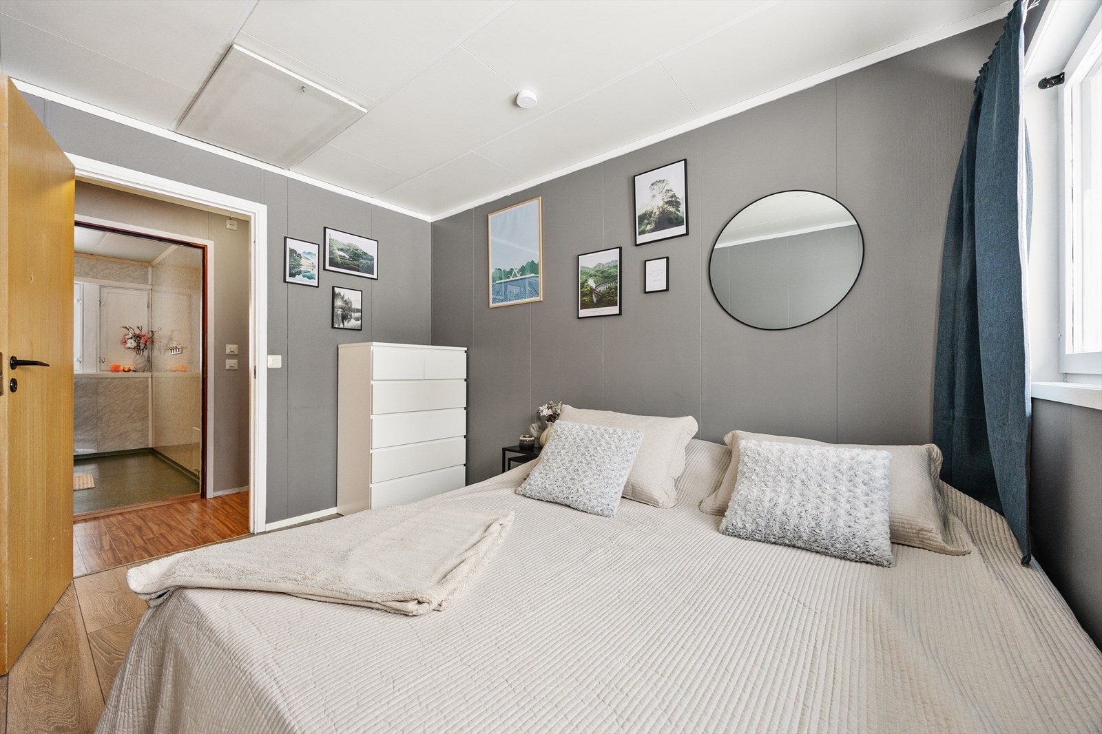 Rommet har fine vindusflater, malte panelplater og laminat på gulv. Galleribilde