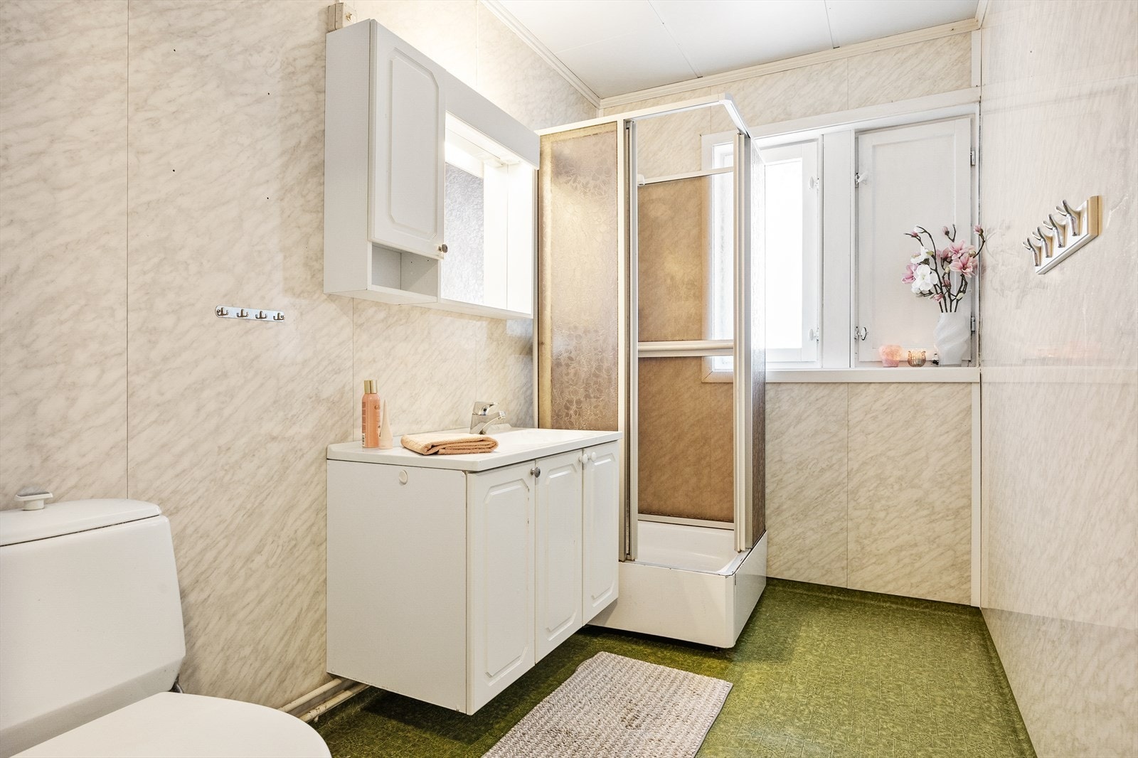 Bad med belegg på gulv og våtromsplater på vegg. Galleribilde