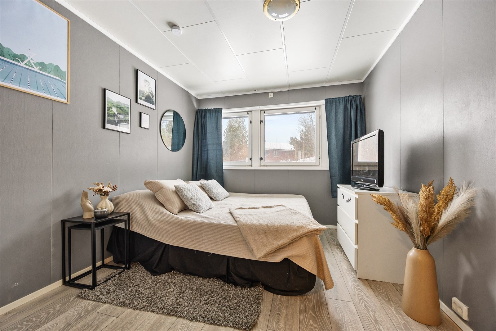 Soverom II er møblert med dobbeltseng og kommode. Galleribilde