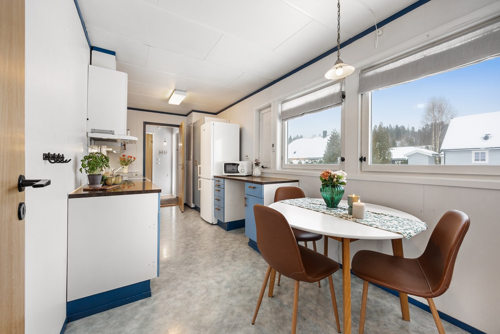 Separat kjøkken med direkte adgang til stue og med mulighet for spisebord. Galleribilde