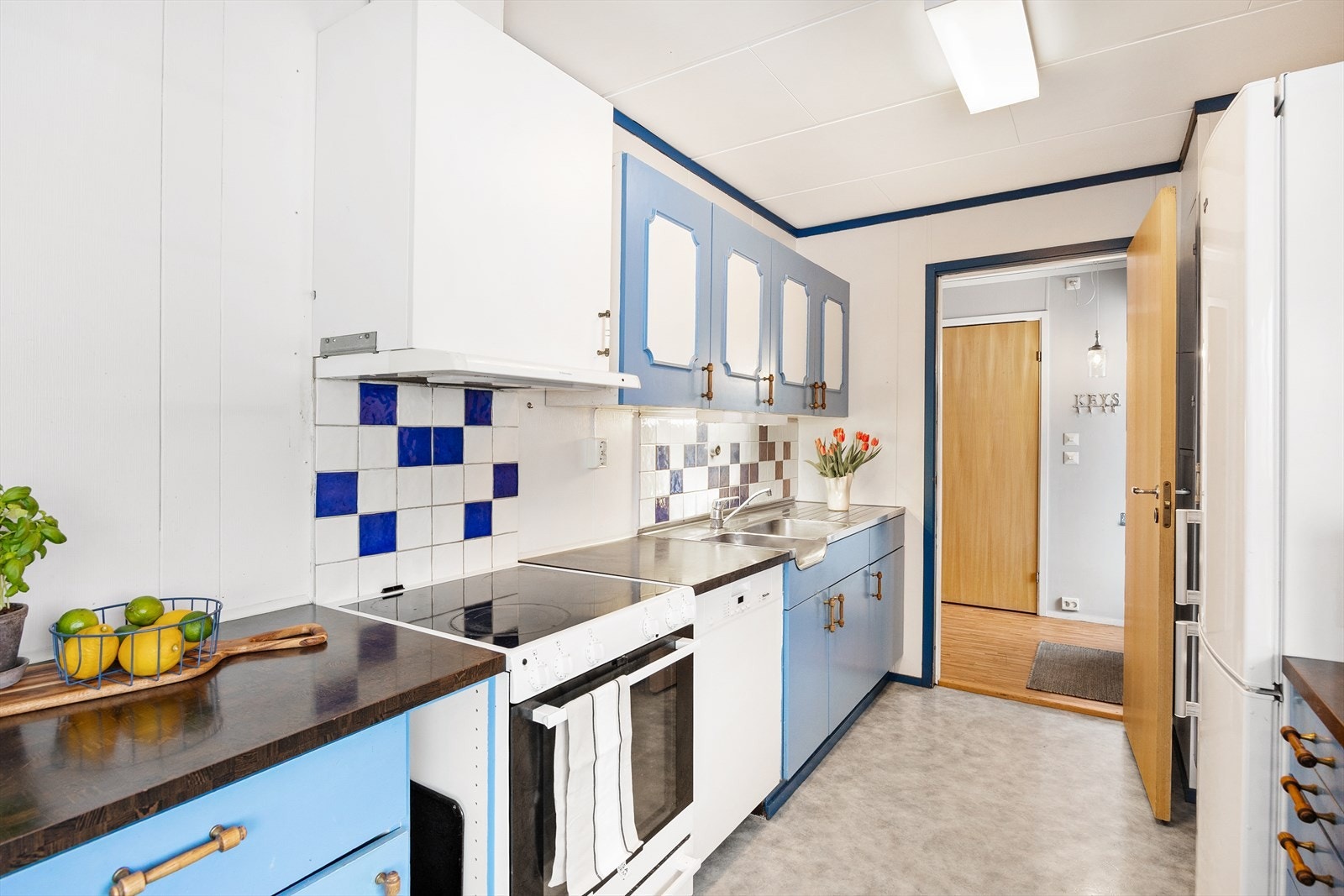 Innredningen består av malte, profilerte fronter, laminat benkeplate og flislagt sprutsone. Galleribilde