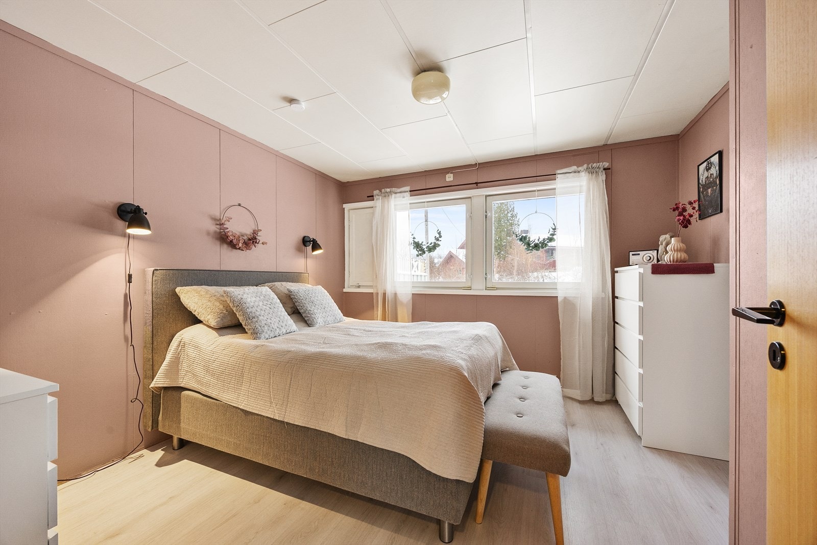 Hovedetasjen inneholder tre soverom som alle framstår av god størrelse. Galleribilde