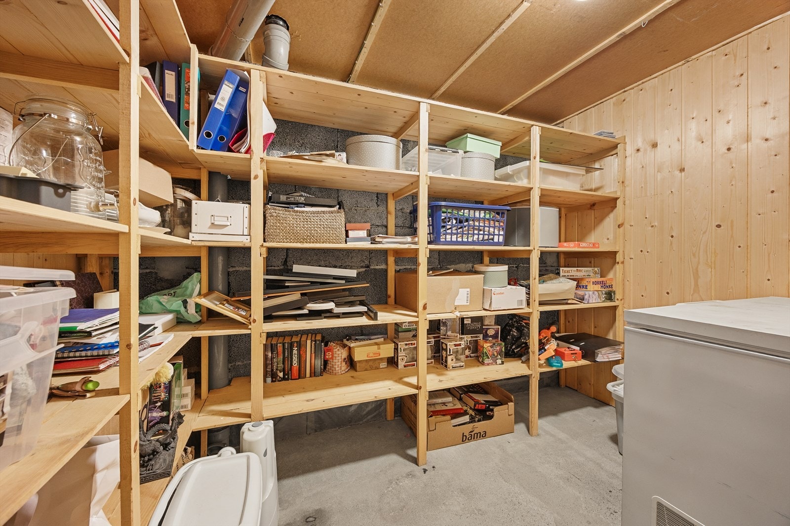 Kjelleren byr på svært gode lagringsmuligheter med tre separate boder. Galleribilde