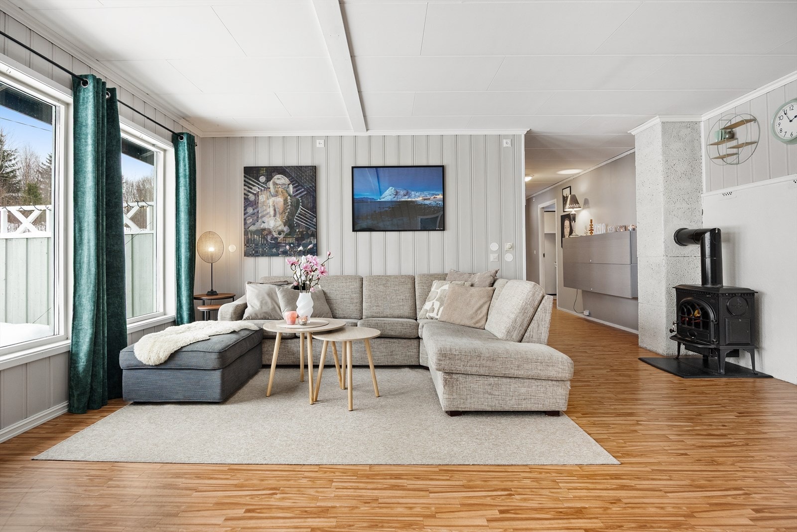 Boligen er presentert av Lars Christian Holm i EiendomsMegler 1. Galleribilde