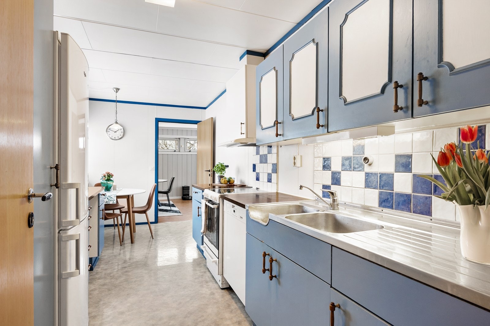 Frittstående hvitevarer som komfyr, oppvaskmaskin og kjøle-/fryseskap. Galleribilde