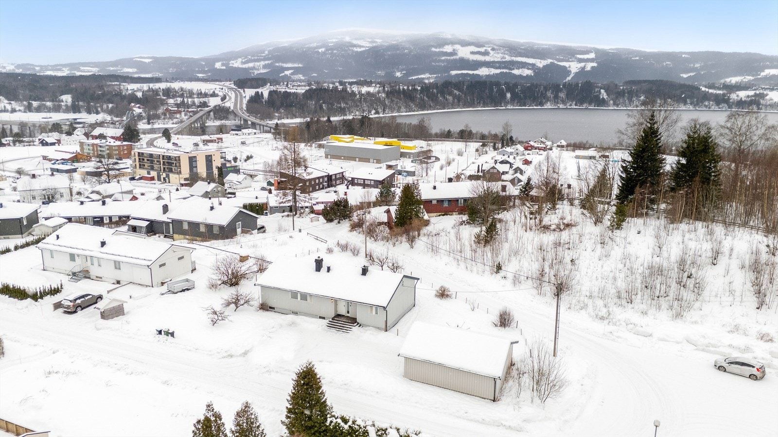 Fra eiendommen er det kort vei til Mjøsa, Norges største innsjø. Galleribilde