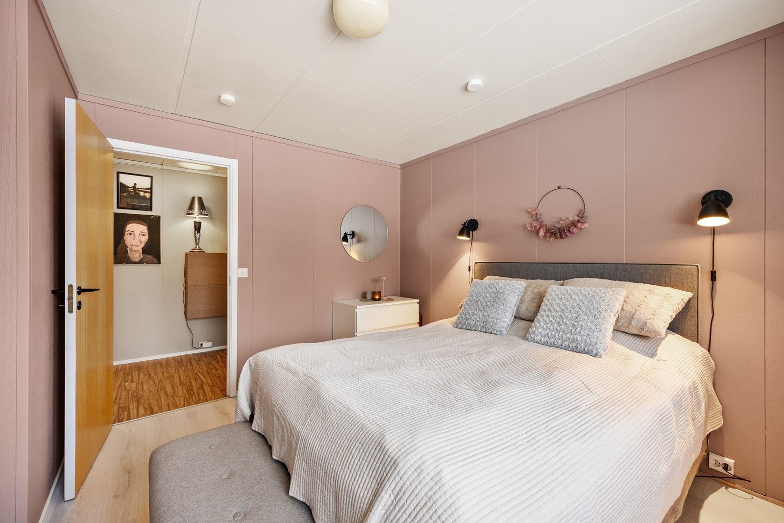 Hovedsoverommet er malt i behagelige fargetoner og har plass til dobbeltseng med tilhørende nattbord. Galleribilde