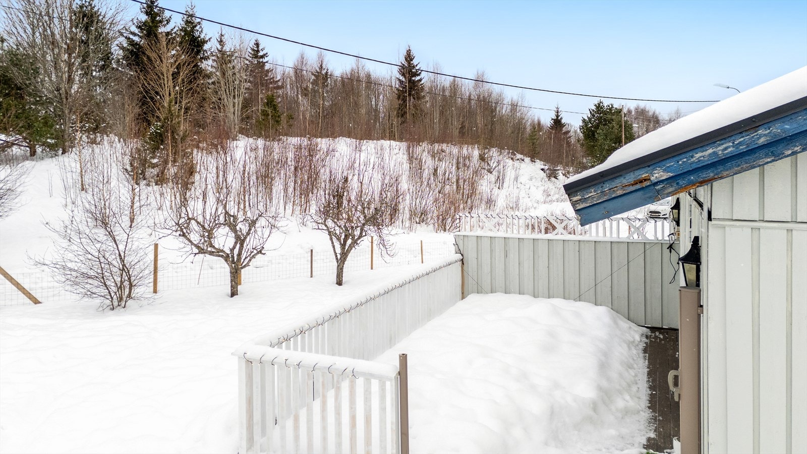 Tomten er opparbeidet med plen og beplantning, og grenser mot friområde. Galleribilde